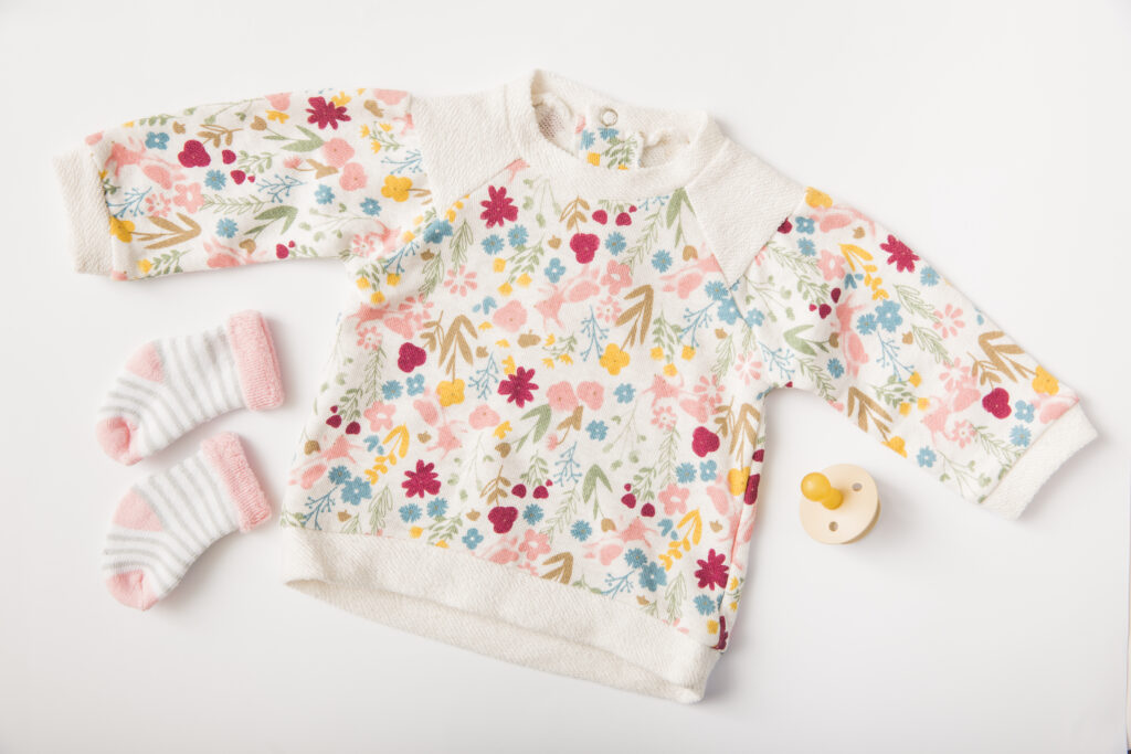 As Melhores Roupas de Inverno para Bebê: Conforto e Estilo para os Dias Frios 14 baby s clothing socks with pacifier isolated white background
