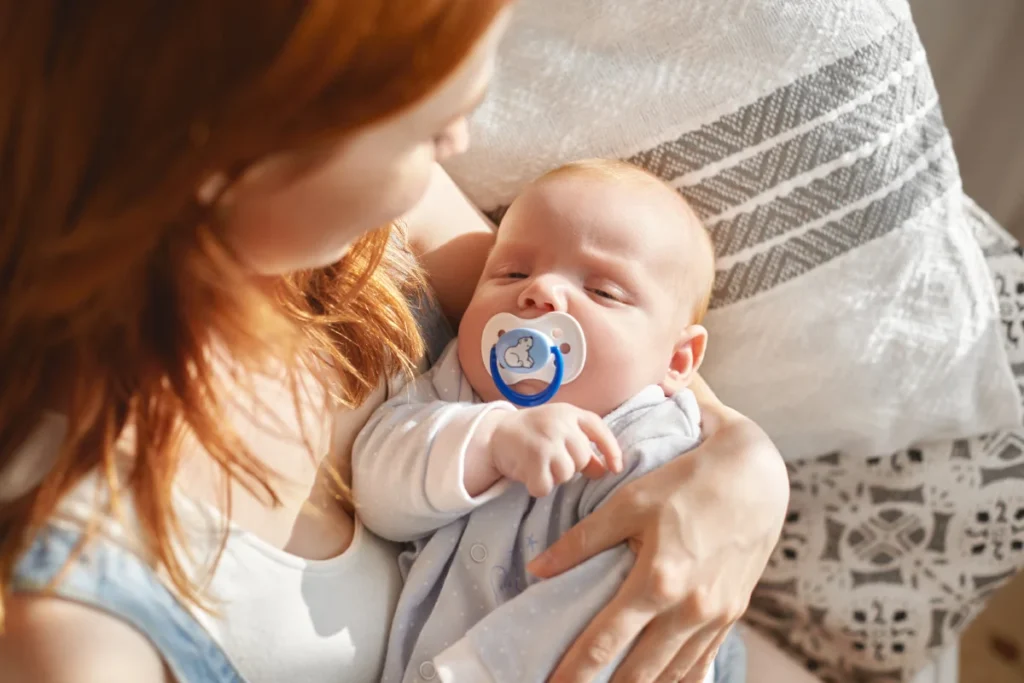 Salto de Desenvolvimento aos 2 Meses: O que Esperar e Como Acompanhar o Crescimento do Seu Bebê 1 mae-e-filho-posando-em-ambientes-fechados